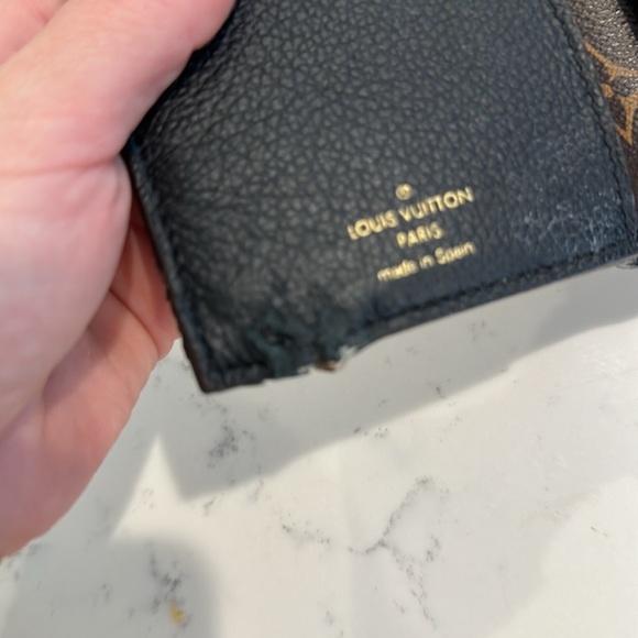 Authentic Louis Vuitton large wallet. Nearly perfect w/ one minor damage on back - Picture 5 of 8